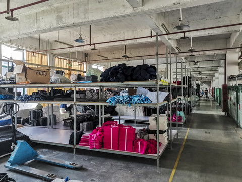 艾森絲服飾 匠心織就時尚，品質(zhì)鑄就品牌——探訪現(xiàn)代化服裝廠車間